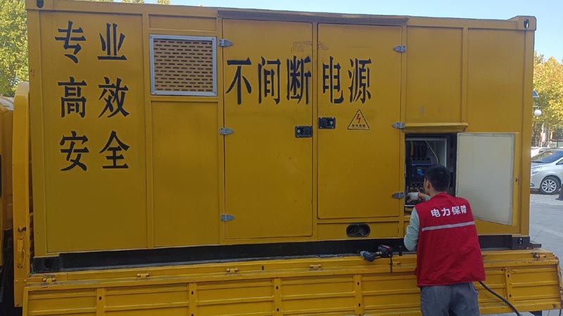 金塔柴油发电机组和UPS电源配合使用时，如何避免切换过程中的电力中断？